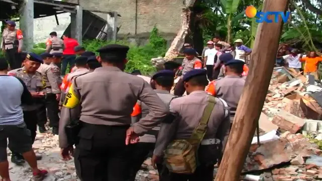 Tim SAR Bersihkan Puing Tembok Runtuh di Sanggar Kencana Cirebon