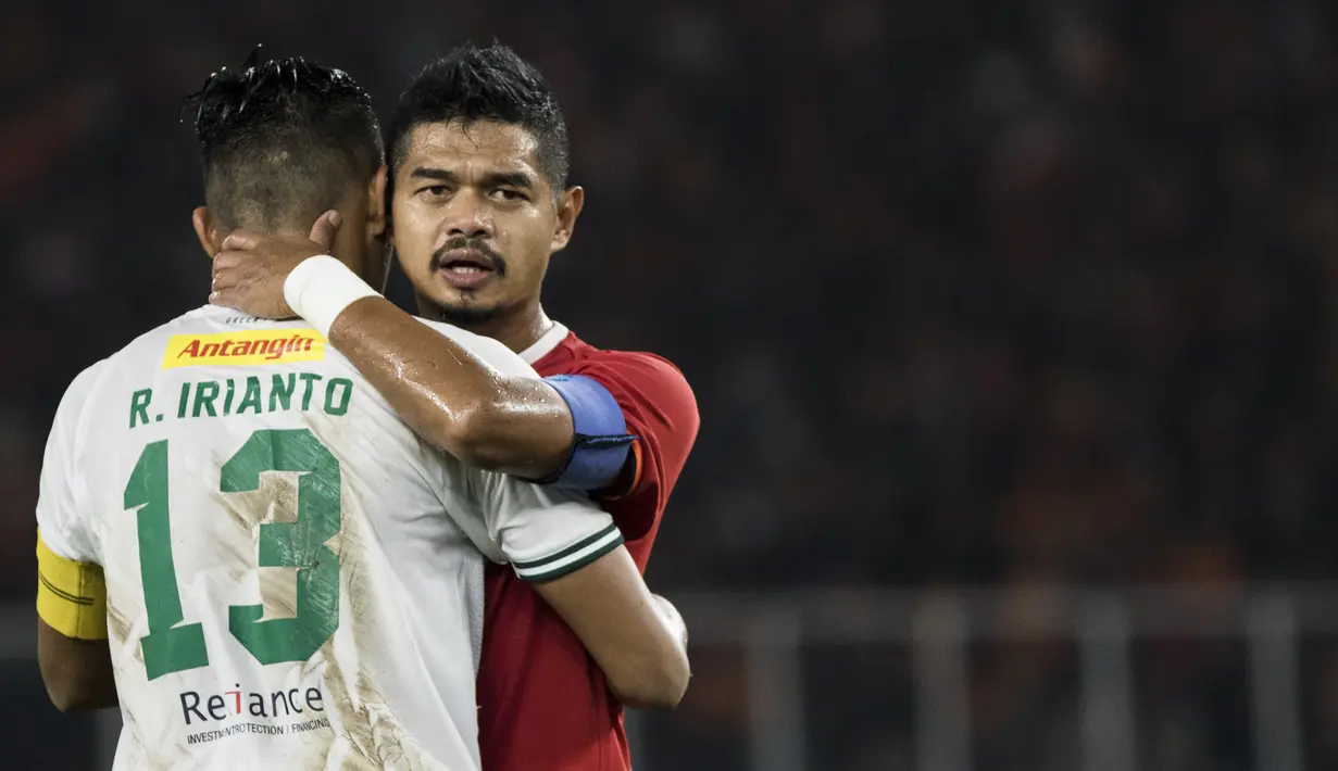 Striker Persija Jakarta, Bambang Pamungkas, memeluk bek Persebaya Surabaya, Rachmat Irianto, pada laga Liga 1 di SUGBK, Jakarta, Selasa (17/12). Persija kalah 1-2 dari Persebaya. (Bola.com/Vitalis Yogi Trisna)