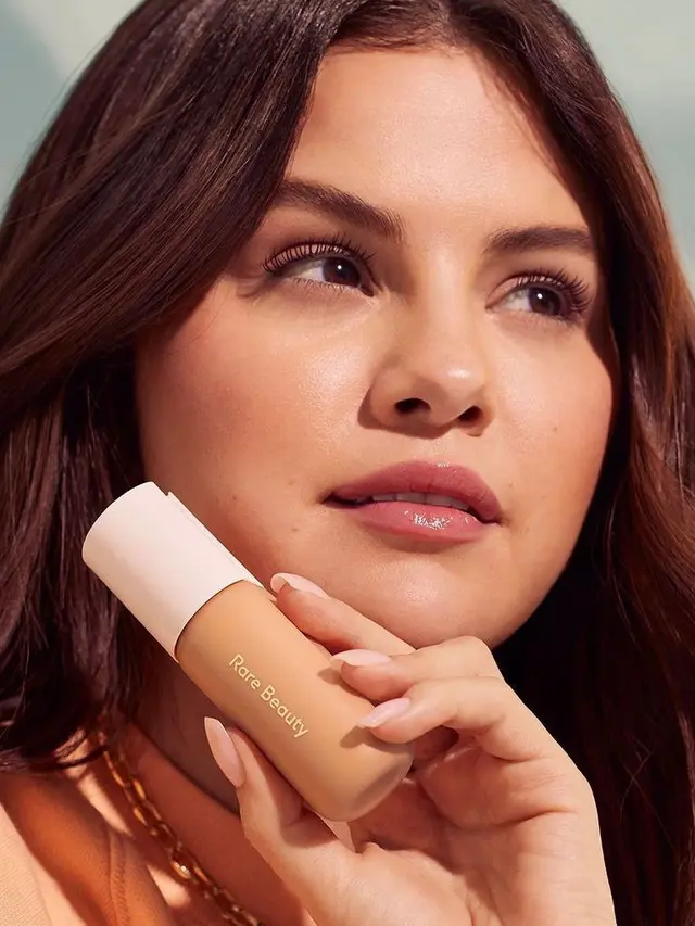 Tampilan Terbaru Selena Gomez dengan Rambut Berponi, Makin Manis