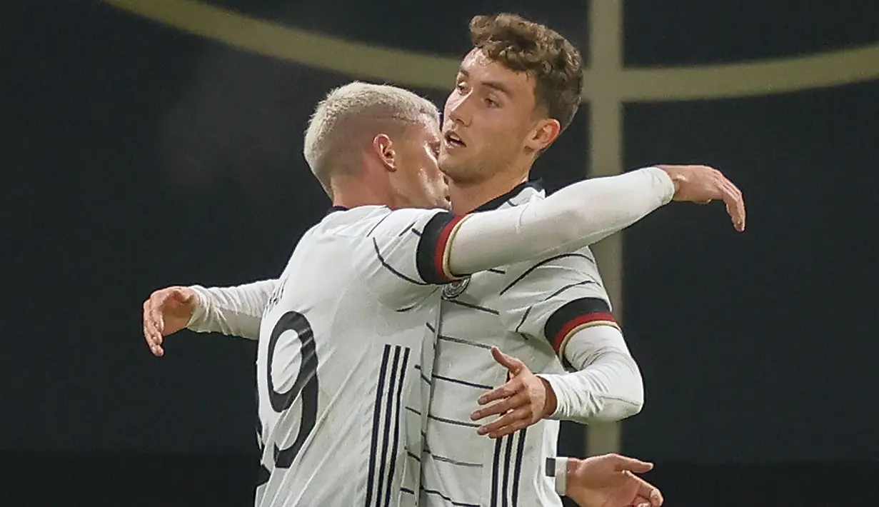 Penyerang Jerman, Luca Waldschmidt, merayakan gol yang dicetaknya ke gawang Republik Ceko pada laga uji coba di RB Arena, Kamis (12/11/2020) dini hari WIB. Jerman menang 1-0 atas Republik Ceko. (AFP/Odd Andersen)