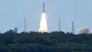 Peluncuran PSLV-C34 milik Indian Space Research Organisation's (ISRO) yang mengangkut 20 satelit di Sriharikota, area pesisir timur India, Rabu (22/6). Termasuk di dalamnya satelit milik Amerika Serikat, Kanada, Jerman dan Indonesia. (Arun Sankar/AFP)