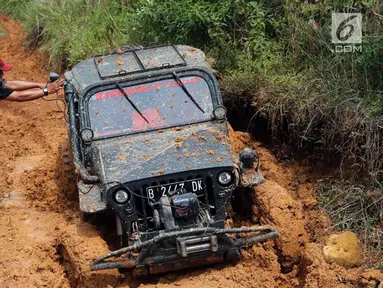 Jeep peserta jurnalis 4x4 terjebak dalam lumpur selama Fastron Weekend Drive-Dasa Warsa Jurnalis 4X4 di Depes Offroad Track, Desa Pelangi, Sentul, Bogor, Jabar (26/11). Kegiatan ini diikuti ratusan peserta dari 13 klub otomotif. (Liputan6.com/HO/Tatan)