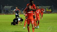 Ivan Bosnjak (Persija) dipeluk Boakay Eddie Foday usai berhasil menjebol gawang Persijap Jepara saat berlaga di stadion GBK Jakarta, (26/5/2014). (Liputan6.com/Helmi Fithriansyah)