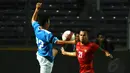 Pemain belakang Timnas Indonesia, Supardi, mencoba menahan laju serangan AFF All Star yang dibangun Emilio Asada Caligdong di Stadion GBK Jakarta, (11/5/2014). (Liputan6.com/Helmi Fithriansyah)