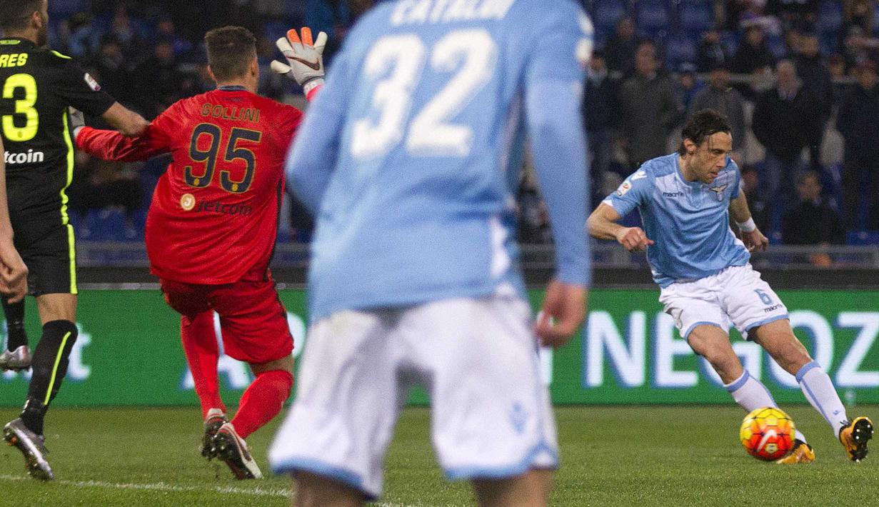 Pemain  Lazio,  Stefano Mauri saat mencetak gol ke gawang Hellas Verona pada lanjutan Liga Italia Seria A di Stadion Olimpico, Roma, Italia, Jumat (12/2/2016) dinni hari WIB. (EPA/Claudio Peri)