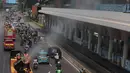 Petugas menyemprotkan air bertekanan tinggi ke permukaan jalan dalam operasi water mist untuk mengendalikan partikel debu akibat sebaran abu vulkanik Gunung Anak Krakatau di Jakarta. (KLY/Budy Santoso)