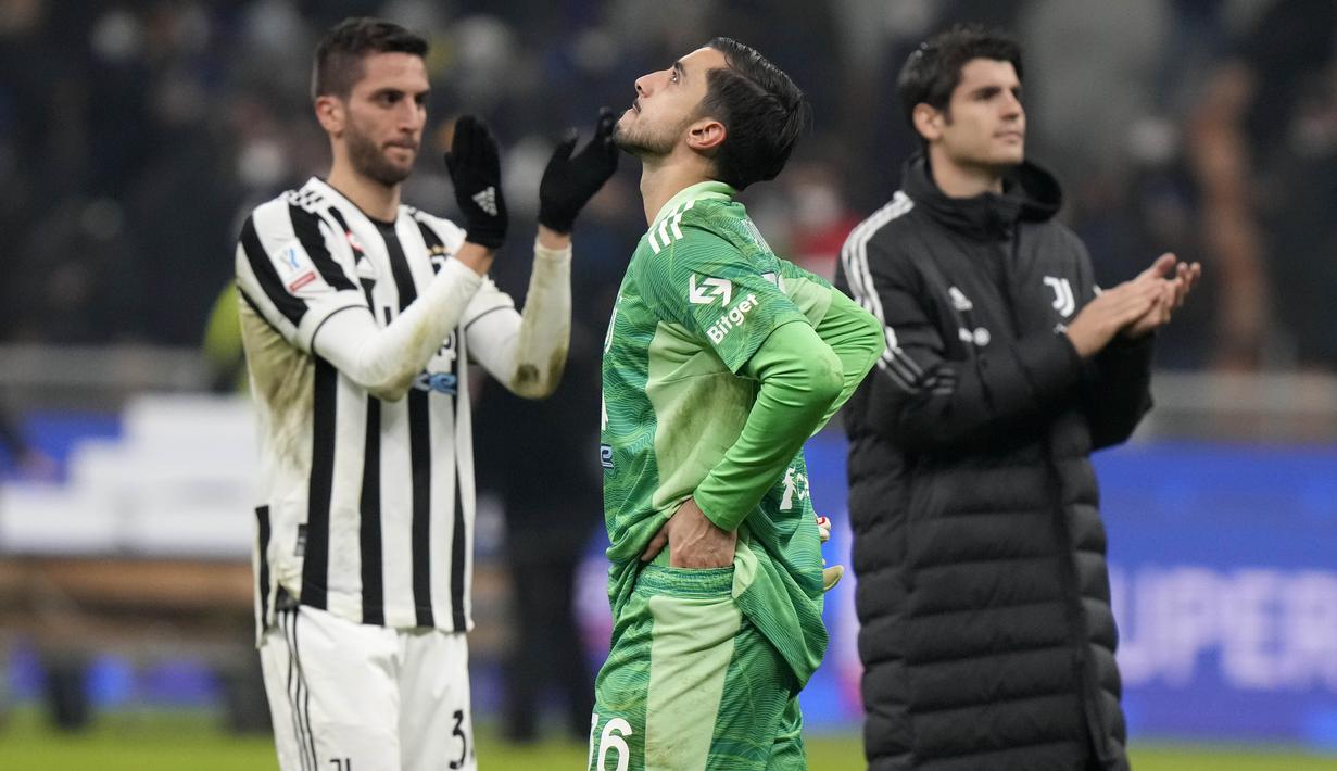 Bomber asal Chili itu mencetak gol setelah memanfaatkan bola rebound di dalam kotak penalti. Dia kemudian dengan mudah menaklukkan penjaga gawang Juventus, Mattia Perin. (AP/Luca Bruno)