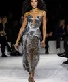Supermodel Naomi Campbell pun berkesempatan menjadi penutup pertunjukannya spring summer 2024 Alexander McQueen di PFW. [Dok/Alexander McQueen]