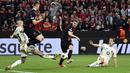 Bek Bayer Leverkusen, Josip Stanisic (tengah) mencetak gol penyeimbang 2-2 ke gawang AS Roma pada laga leg kedua semifinal Liga Europa 2023/2024 di BayArena, Leverkusen, Kamis (9/5/2024). (dpa via AP Photo/Bernd Thissen)