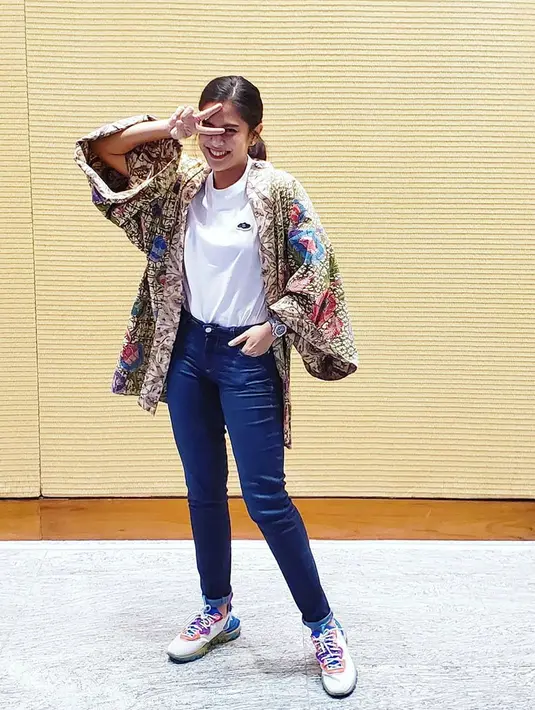 Dian Sastrowardoyo juga mengimbau agar selama masa social distancing ini tidak lupa untuk peduli dengan diri sendiri. Di tengah kesibukan bekerja dari rumah, sebisa mungkin meluangkan waktu untuk rehat sejenak. (Instagram/therealdisastr)