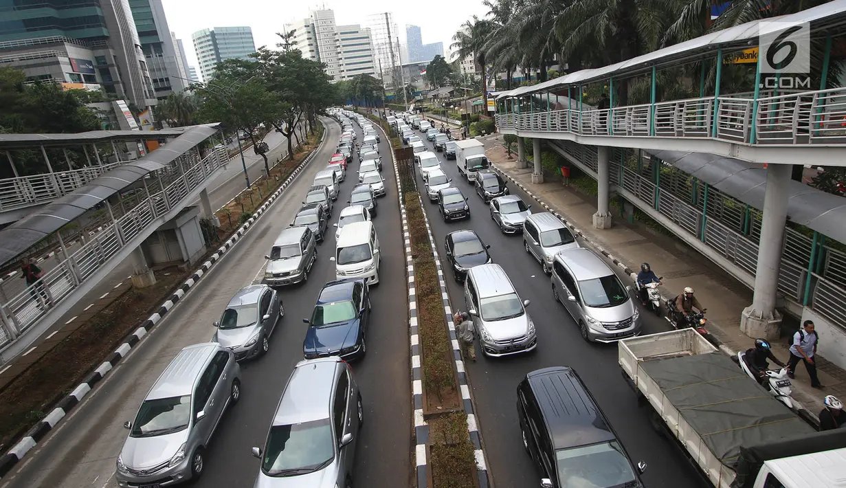 Kendaraan terjebak kemacetan di Jalan HR Rasuna Said, Jakarta, Rabu (6/9). Untuk mengatasi kemacetan, pemerintah mewacanakan pembatasan kendaraan mobil berdasarkan kapasitas mesin (CC kendaraan). (Liputan6.com/Immanuel Antonius)