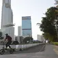 Warga berolahraga di kawasan Jalan Jenderal Sudirman, Jakarta, Minggu ( 25/7/2021). Sejumlah warga tetap beraktivitas olahraga meski Kota Jakarta masih dalam masa PPKM Level 4. (Liputan6.com/Helmi Fithriansyah)