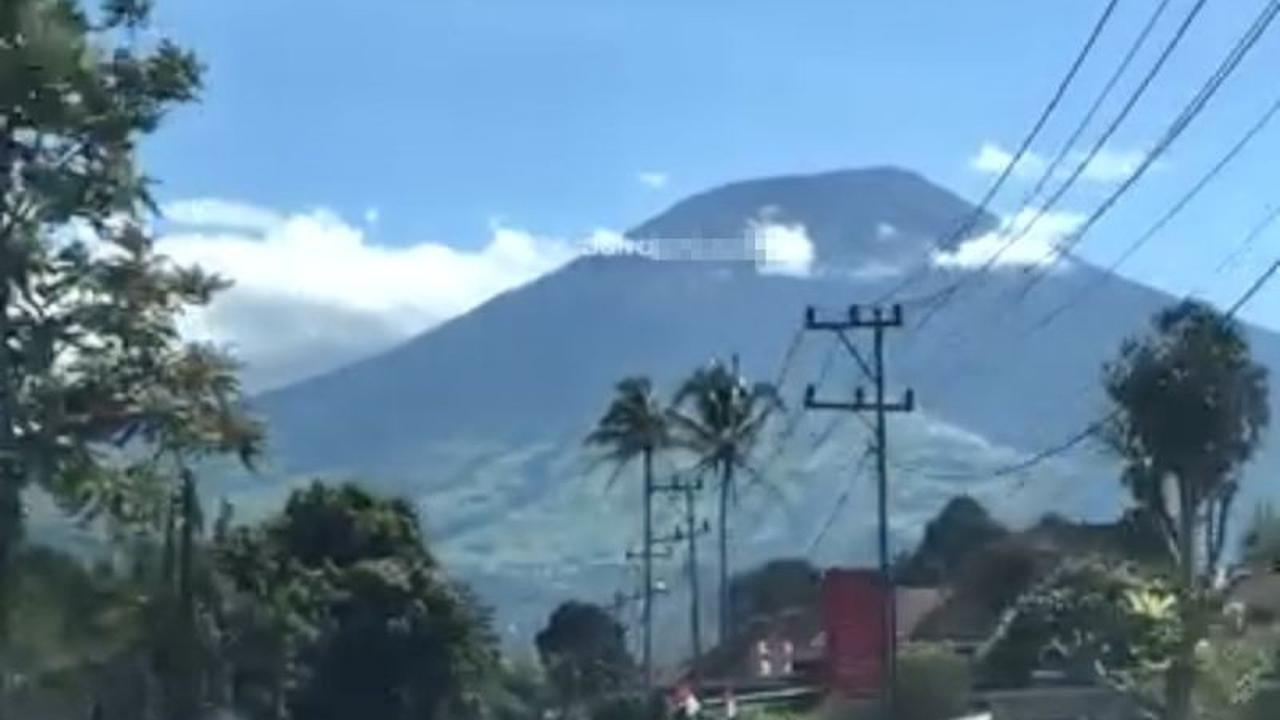 Gunung Dempo Erupsi Lontarkan Abu 3,5 Kilometer