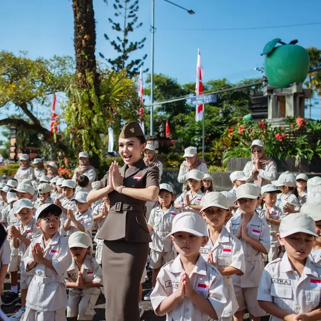 Potret Yuni Shara Jadi Pembina Upacara Kemerdekaan di PAUD Miliknya, Tampil Anggun Curi Perhatian Publik