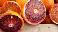 Jeruk selalu identik dengan warna oranye. Namun jeruk yang satu ini memang unik, karena berwarna merah. 