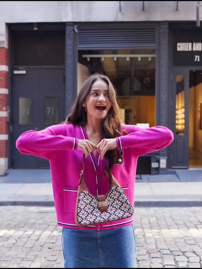 Kembali ke Amerika Serikat, 7 Potret Gaya Playful Enzy Storia dengan Koleksi Kate Spade