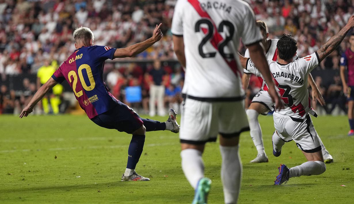 Pemain Barcelona, Dani Olmo (kiri) mencetak gol kemenangan timnya ke gawang Rayo Vallecano pada laga lanjutan Liga Spanyol 2024/2025 di Estadio de Vallecas, Madrid, Spanyol, Rabu (28/08/2024) WIB. (AP Photo/Manu Fernandez)