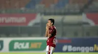 Ekspresi bek Bali United, Dias Angga Putra usai gagal mengeksekusi tendangan penalti melawan PSS Sleman dalam babak adu penalti laga perempatfinal Piala Menpora 2021 di Stadion Si Jalak Harupat, Bandung, Senin (12/4/2021). Bali United kalah 2-4 melalui ad