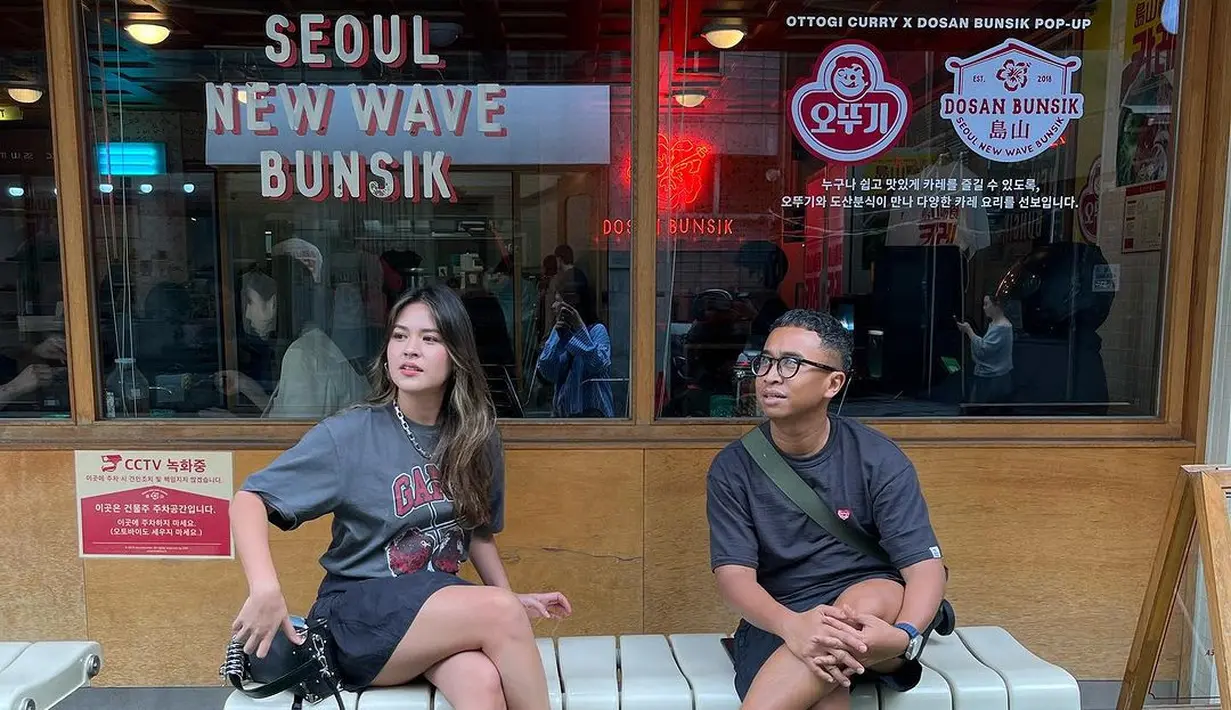 Beberapa aksesori seperti kalung rantai silver buat penampilannya makin stylish. [@shandyaulia].