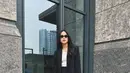 OOTD Maudy Ayunda rasanya tak pernah gagal. Di sini Maudy tampil super chic padukan blazer dan celana pendek hitam, dengan tank top putih yang serasi dengan sandalnya. Aksesori sunglasses dan tas Hermes cokelat yang ditentengnya menyempurnakan penampilan Maudy di sini. [Foto: Instagram/maudyayunda]