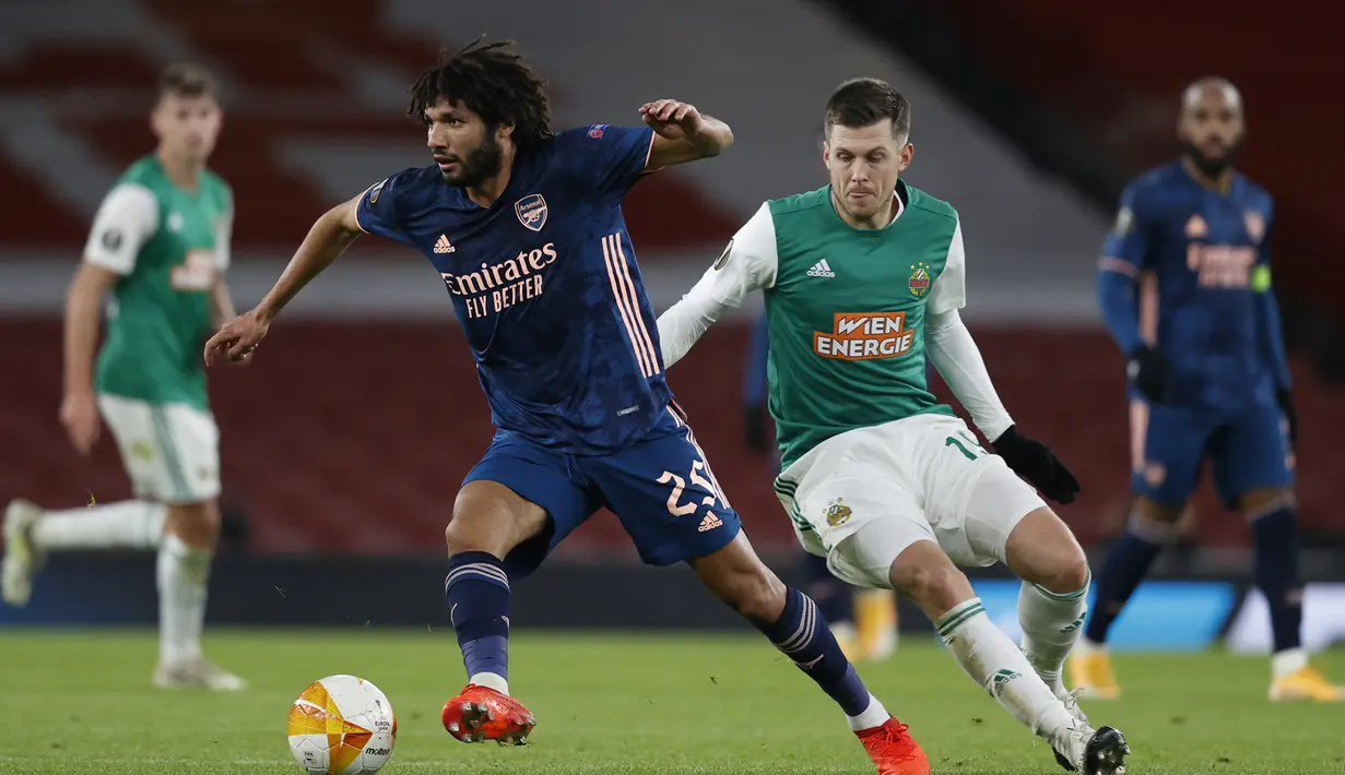Gelandang Arsenal, Mohamed Elneny (kiri), menguasai bola dibawah ancaman striker Rapid Wien, Deni Alar, dalam laga lanjutan Liga Europa 2020/21 Grup B di Emirates Stadium, Kamis (3/12/2020) waktu setempat. Arsenal mengalahkan Rapid Wien 4-1. (AFP/Adrian Dennis)