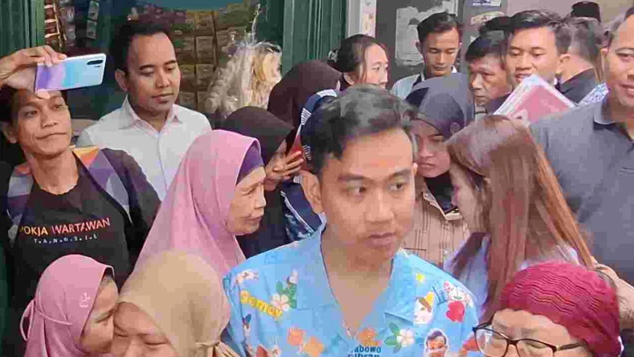 Kampanye sambil Bagi-Bagi Susu, Gibran Dikenalkan Airin ke Warga Tangerang