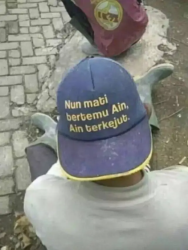 8 Potret Topi dengan Tulisan Nyeleneh Ini Bikin Geleng Kepala