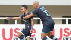 Gol tunggal Gian Zola mengantarkan Persela Lamongan memetik poin penuh atas Persiraja Banda Aceh dalam laga pekan ke-5 BRI Liga 2021/2022 di Stadion pakansari, Bogor, Selasa (28/9/2021). Persela sementara menempati posisi 9 sedangkan Persiraja di posisi juru kunci. (Bola.com/ M Iqbal Ichsan)