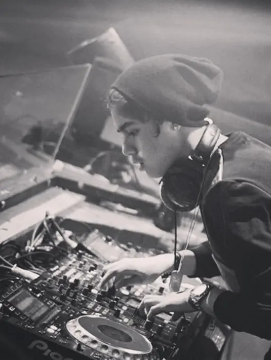 Pada dasarnya Al memang suka pada musik, ia pun mahir dalam memainkan ‘turn table’. Al pun bersyukur karena kedua orang tuanya mendukung kariernya di dunia entertainment. (via instagram/@alghazali7)