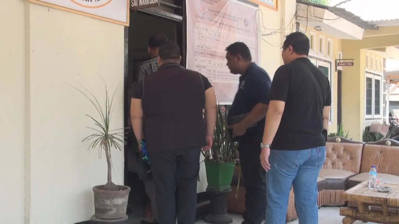 Gatot Brajamusti atau Aa Gatot dibesuk kerabatnya di Polres Mataram.