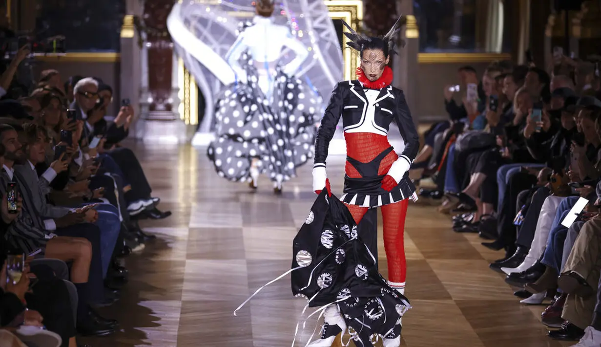 Bella Hadid di Paris Fashion Week 2022. (Foto: Vianney Le Caer/Invision/AP)