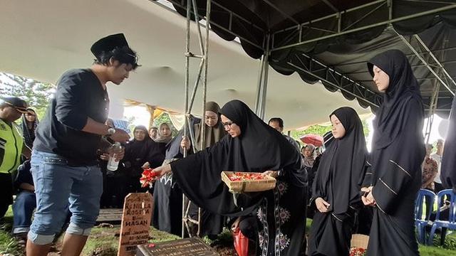 Pemakaman Ibu Ussy Sulistiawaty