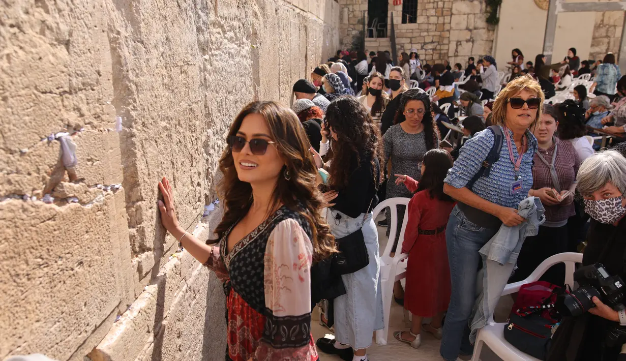 Miss Universe 2020 dari Meksiko Andrea Meza berpose di depan Tembok Barat, Yerusalem, Rabu (17/11/2021). Organisasi Miss Universe mengumumkan bahwa Miss Universe 2021 akan dilaksanakan di Eliat, Israel, pada Desember 2021. (AFP/Ahmad Gharabli)