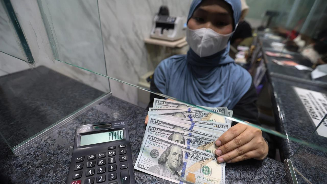 FOTO: BI Akan Memperketat Pembelian Dolar AS di Tengah Tekanan Rupiah