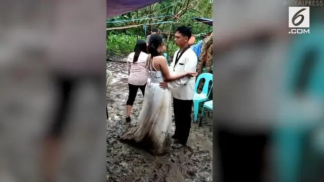 Angin topan yang melanda daerah Masbate, Filipina, membuat lokasi pernikahan pasangan ini berubah drastis menjadi rawa penuh lumpur.