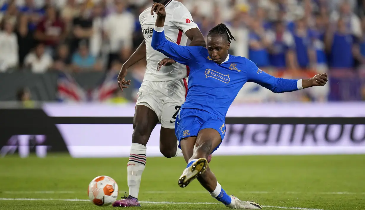 Memasuki babak kedua, tepatnya pada menit ke-57, Eintracht Frankfurt harus tertinggal 0-1 usai Joe Aribo sukses mencetak gol. Memanfaatkan kesalahan antisipasi Djibril Sow, pemain berkewarganegaraan Nigeria tersebut dengan tenang menceploskan bola ke gawang Eintracht Frankfurt yang dikawal oleh Allan McGregor. (AP/Manu Fernandez)