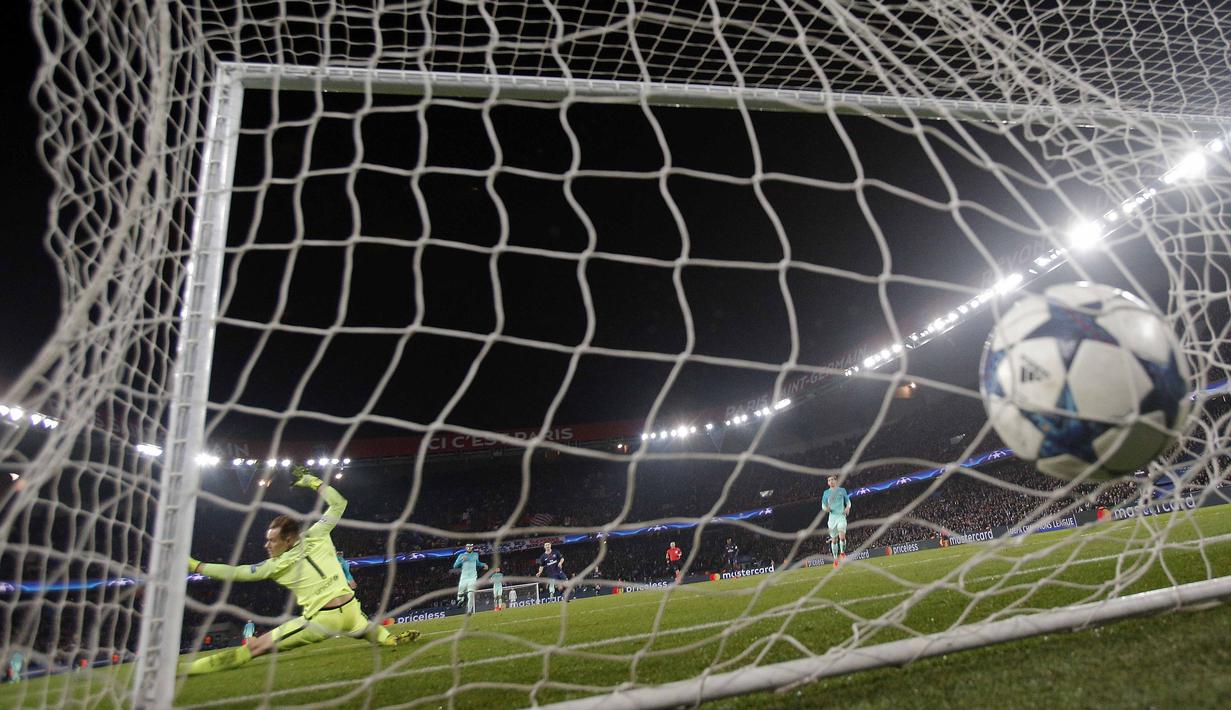 Kiper Barcelona, Marc-Andre ter Stegen, tak mampu membendung tembakan Edinson Cavani yang menerobos jala pada babak 16 besar Liga Champions  di Parc des Princes stadium, Paris, (14/2/2017). PSG menang 4-0. (AP/Francois Mori)