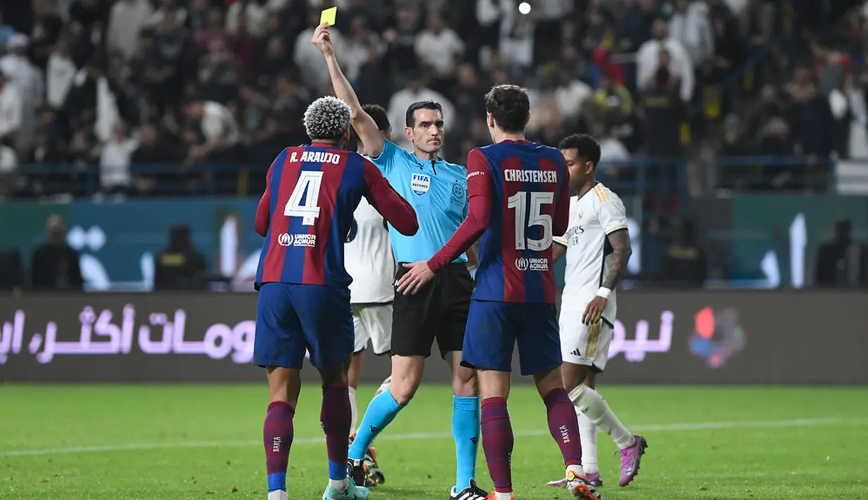 Striker andalan Los Blancos Vinicius Junior menjadi bintang di laga ini dengan memborong tiga gol atau hattrick, ditambah satu lagi dari Rodrygo Goes. Barcelona membalas satu gol lewat Robert Lewandowski. (AP Photo)