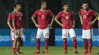 Para pemain Timnas Indonesia U-23 usai melawan Suriah U-23 pada laga persahabatan di Stadion Wibawa Mukti, Bekasi, Rabu (16/11/2017). Indonesia kalah 2-3. (Bola.com/NIcklas Hanoatubun)