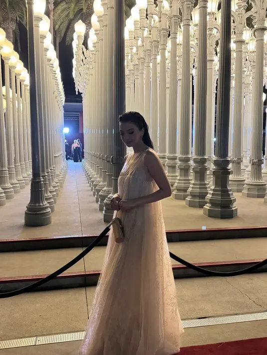 Handbag tabung bernuansa gold lengkapi tampilan Raline Shah [@ralineshah]