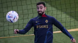 elandang Portugal Bruno Fernandes menghadiri sesi latihan jelang menghadapi Timnas Nigeria di Lisbon, Rabu (16/11/2022). Cristiano Ronaldo dipastikan absen dalam pertandingan uji coba Portugal vs Nigeria, 18 November 2022 dini hari WIB, karena mengalami gastritis atau sakit lambung. (CARLOS COSTA / AFP)