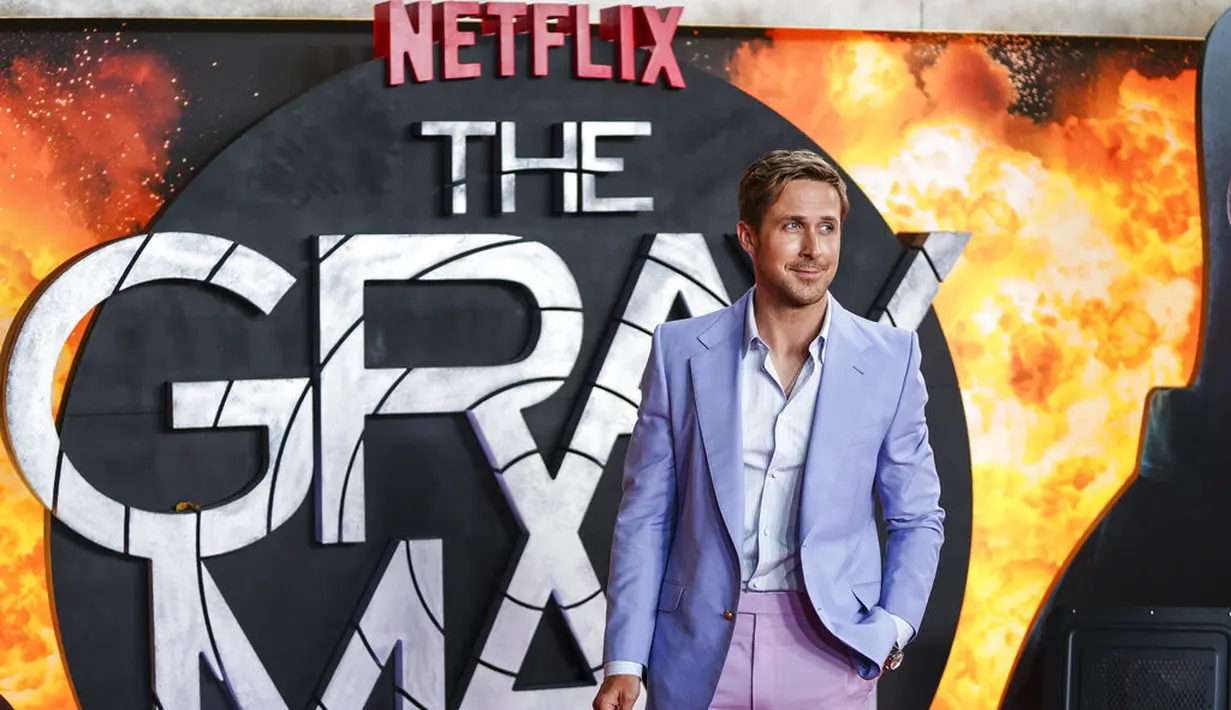 Oleh sejumlah media, penampilan Ryan Gosling ini mengingatkan kepada Ken, karakter yang ia perankan di film Barbie. Salah satunya, adalah masjalah lifestyle GQ Magazine yang memberi komentar bahwa sang aktor hidup di "dunia Barbie." (Foto: Scott Garfitt/Invision/AP)