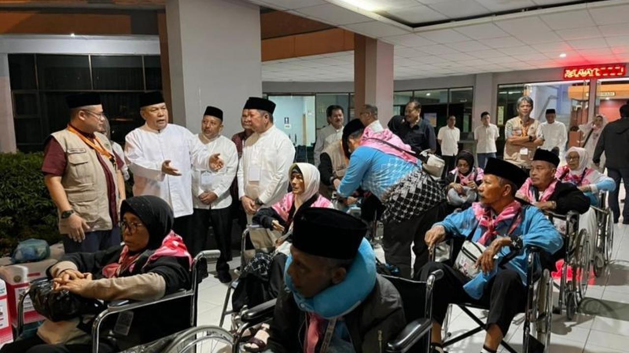 Plt Gubernur Riau Lepas Ratusan Jemaah Haji Pekanbaru, Pesan Khusyuk Ibadah di Tanah Suci