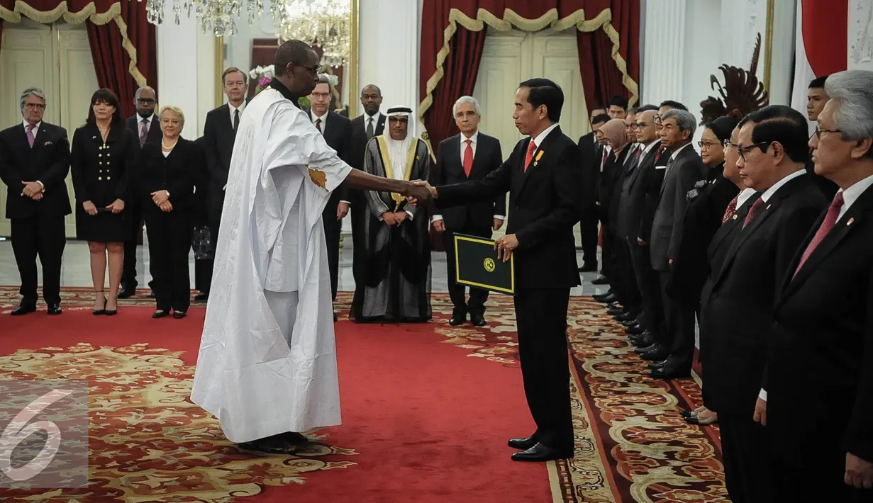 Clement Philip Ricardo Allicock, Dubes LBBP Jamaika berkedudukan di Tokyo menyerahkan surat-surat kepercayaan Duta Besar Luar Biasa dan Berkuasa Penuh (LBBP) untuk Republik Indonesia di Istana Merdeka, Jakarta, Selasa (4/10). (Liputan6.com/Faizal Fanani)