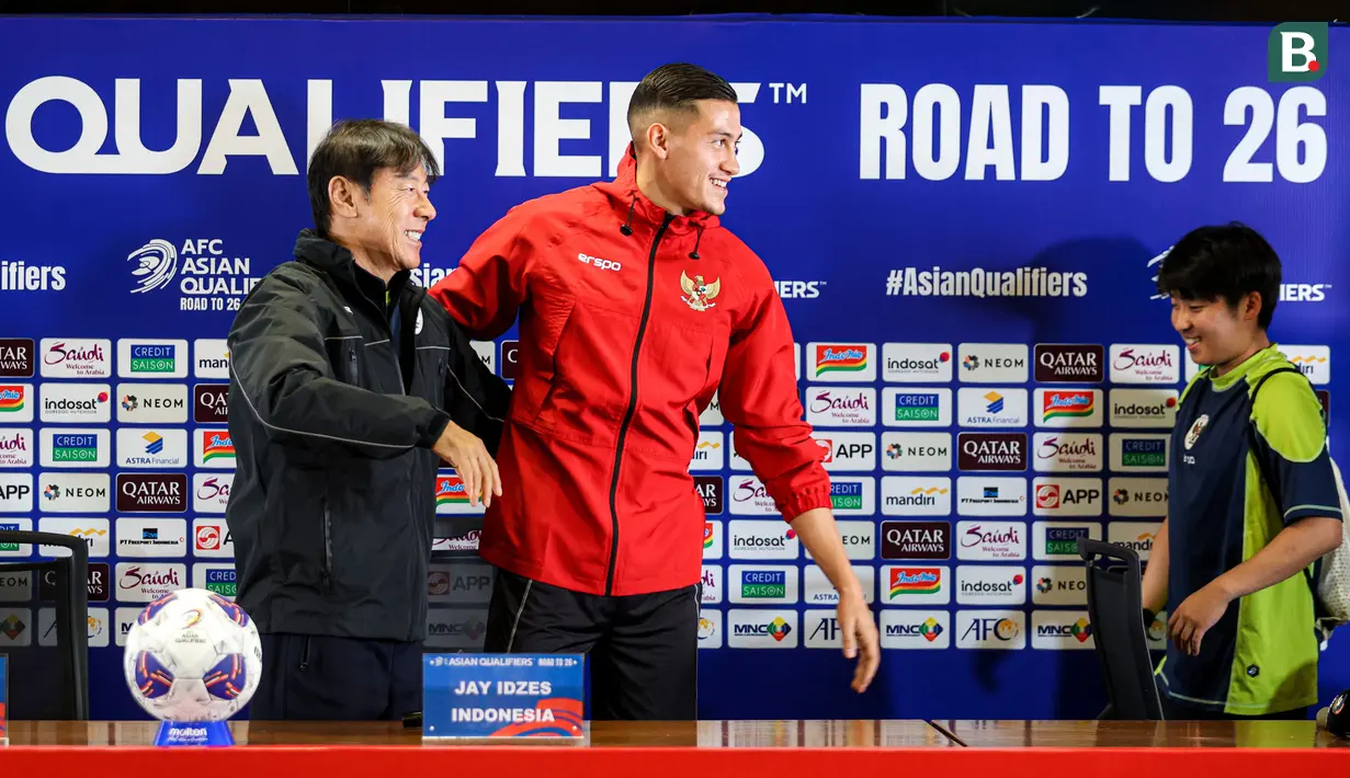 <p>Pelatih Timnas Indonesia, Shin Tae-yong (kiri) mengajak penerjemahnya Jeong Seok-seo atau Jeje untuk berfoto bersama dengan Jay Idzes saat konferensi pers menjelang laga lanjutan putaran ketiga grup C Kualifikasi Piala Dunia 2026 melawan Jepang di Stadion Utama Gelora Bung Karno (SUGBK), Senayan, Jakarta, Kamis (14/11/2024). (Bola.com/Bagaskara Lazuardi)</p>
