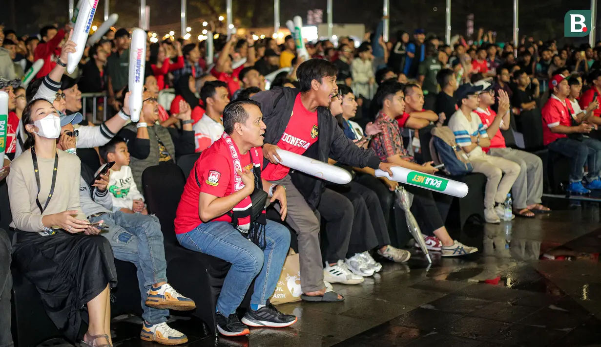 Para suporter Timnas Indonesia menyalakan bersorak saat tim kesayangannya mencetak gol dalam acara MALAMNYA BOLA 2024 dengan agenda utama nonton bersama laga kualifikasi Piala Dunia 2026 antara Timnas Indonesia menghadapi Filipina di area Jakarta International Velodrome, Rawamangun, Selasa (11/6/2024). (Bola.com/Bagaskara Lazuardi)