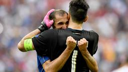  Kiper Italia, Gianluigi Buffon, dan rekannya, Giorgio Chiellini, merayakan kemenangan atas Spanyol dalam babak 16  Besar Piala Eropa 2016 di Stade de France, St. Denis, Prancis, (27/6/2016). (EPA/Georgi Licovski)
