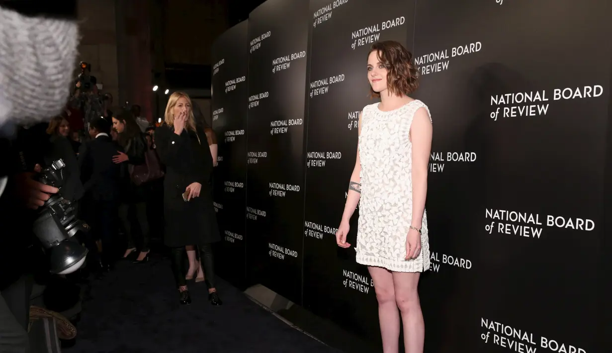 Aktris Kristen Stewart berpose untuk para fotografer saat menghadiri acara National Board of Review Gala 2015 di New York, Selasa (5/1/2016). Mantan kekasih Robert Pattinson itu tampil cantik mengenakan  mini dress putih pita-pita. (REUTERS/Andrew Kelly)