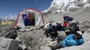 Pendaki menunggu untuk menemui dokter di klinik tenda Everest ER di Everest Base Camp, sekitar 140 Km timur laut Kathmandu, Nepal, 24 April 2018. Klinik ini didirikan oleh seorang dokter Amerika Serikat, Dr Luanne Freer. (PRAKASH MATHEMA/AFP)