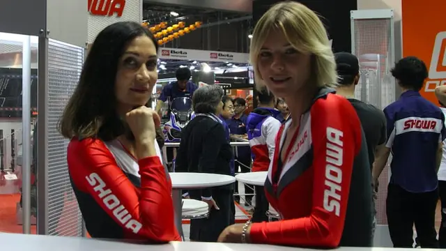 Nicole Quarantini (kiri) dan Alessandra Bergomi di stan Showa pada pameran EICMA 2019